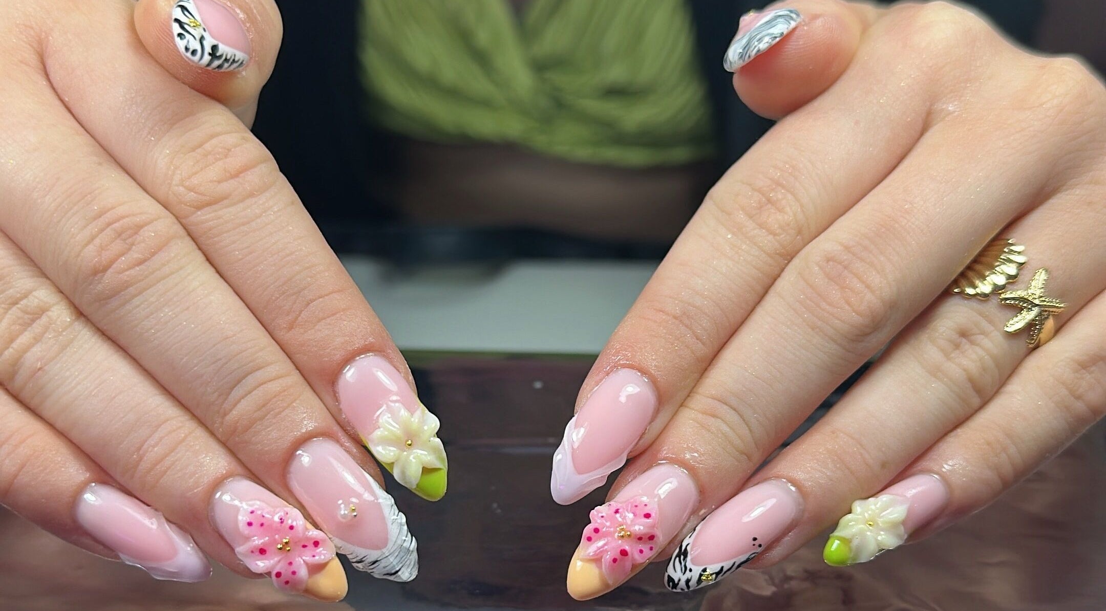 Nail art floral délicat à Aux Petits Doigts de Fées, Boussois, Hauts-de-france, FR.