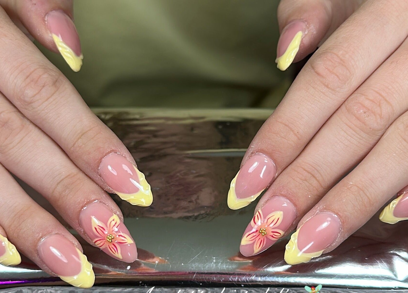 Design ongles floral chez Aux Petits Doigts de Fées, Boussois, Hauts-de-france, FR.