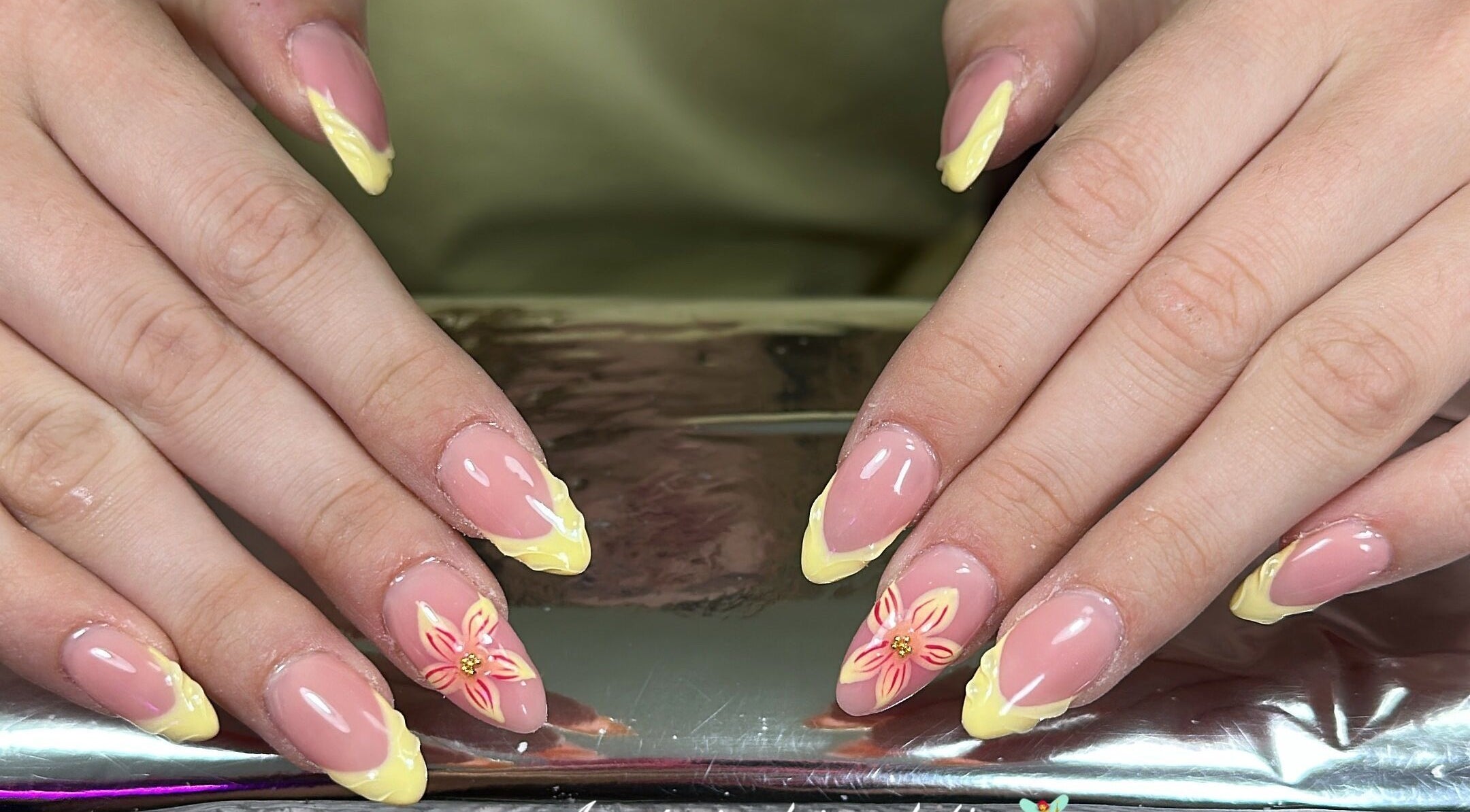 Design ongles floral chez Aux Petits Doigts de Fées, Boussois, Hauts-de-france, FR.