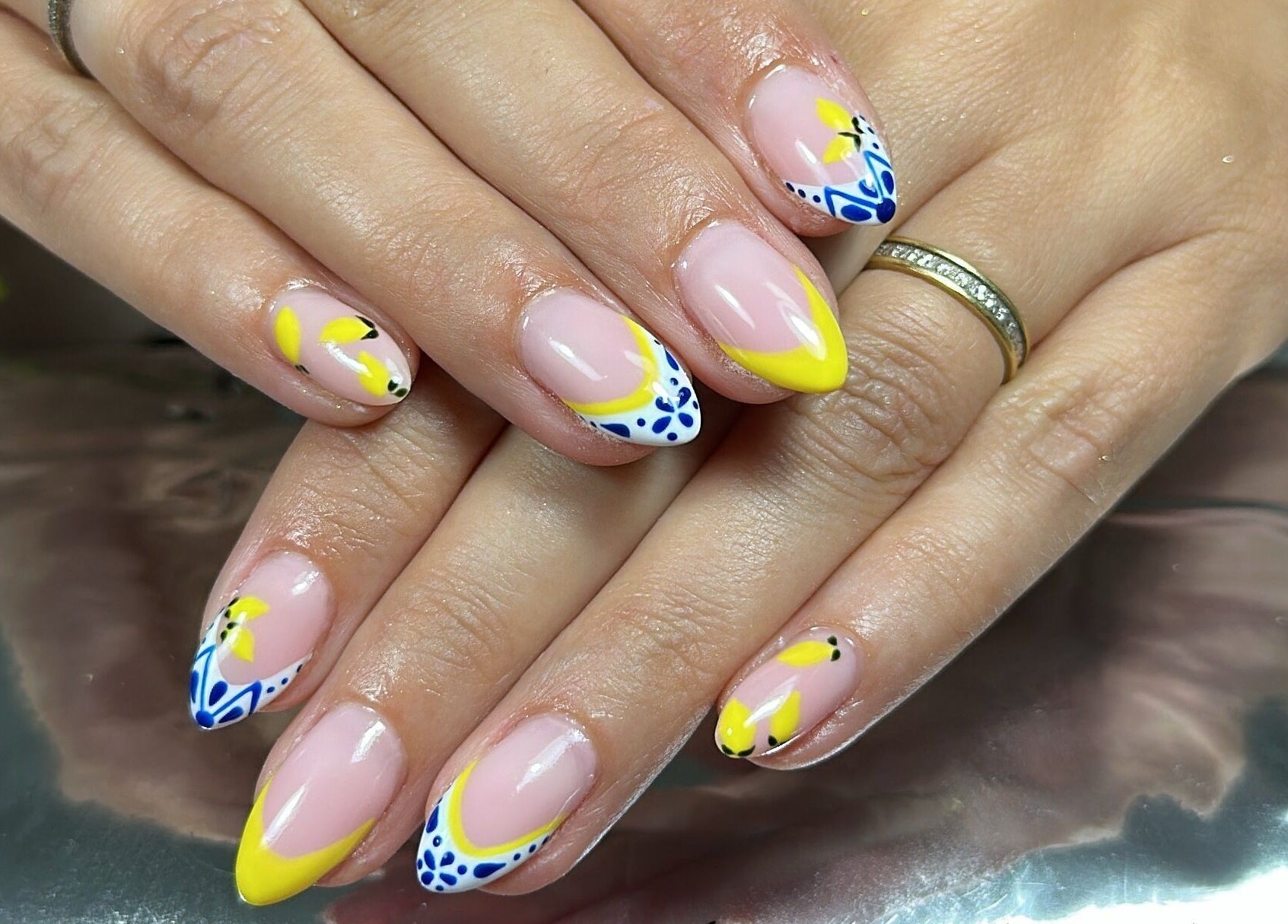 Nail art vibrant à Aux Petits Doigts de Fées, Boussois, Hauts-de-France, FR. Design jaune et bleu.