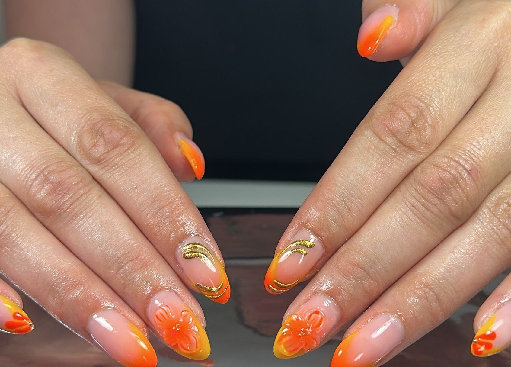 Nail art vibrant aux teintes orangées chez Aux Petits Doigts de Fées, Boussois, Hauts-de-france, FR.