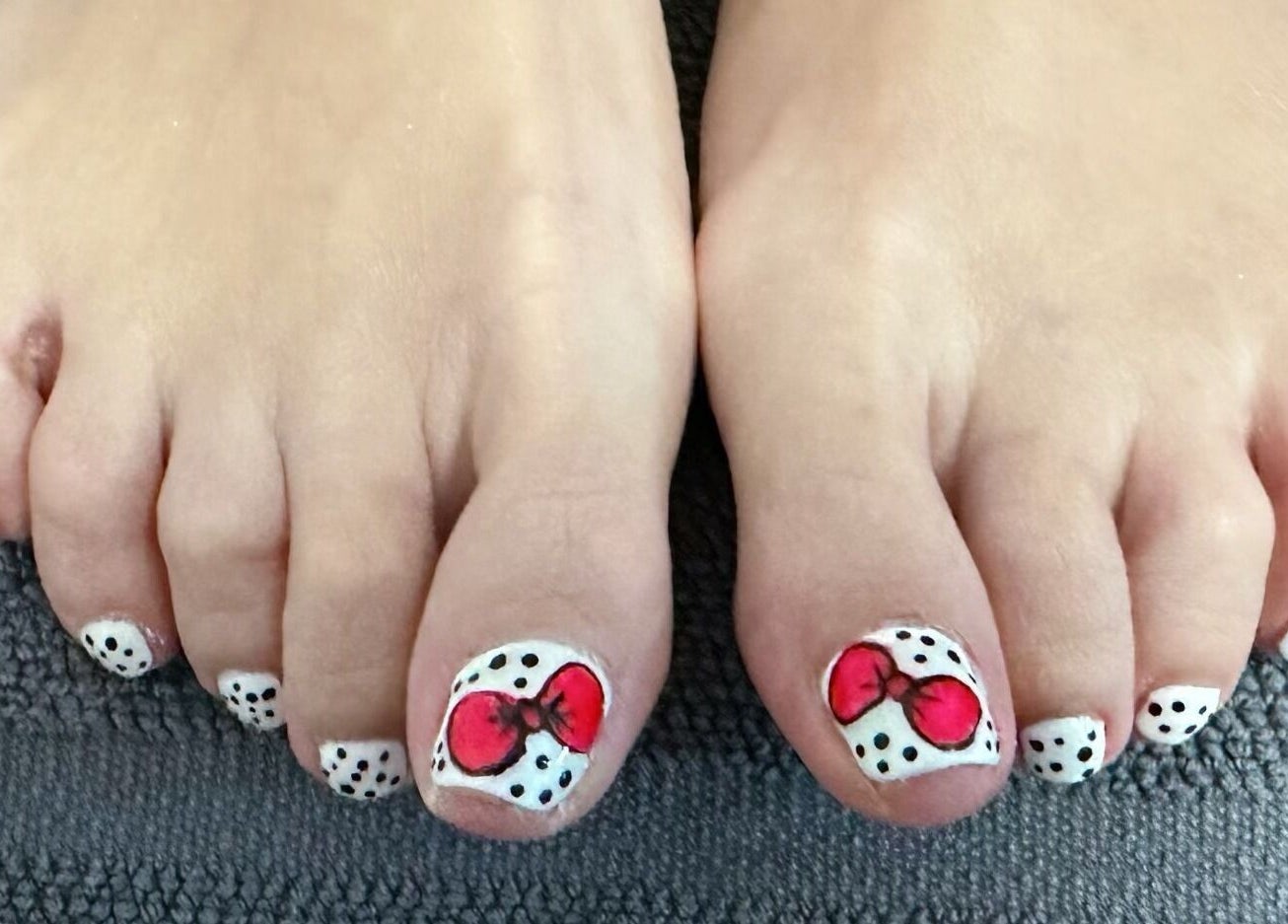 Nail art élégant aux motifs pois chez Aux Petits Doigts de Fées, Boussois, Hauts-de-France, FR.