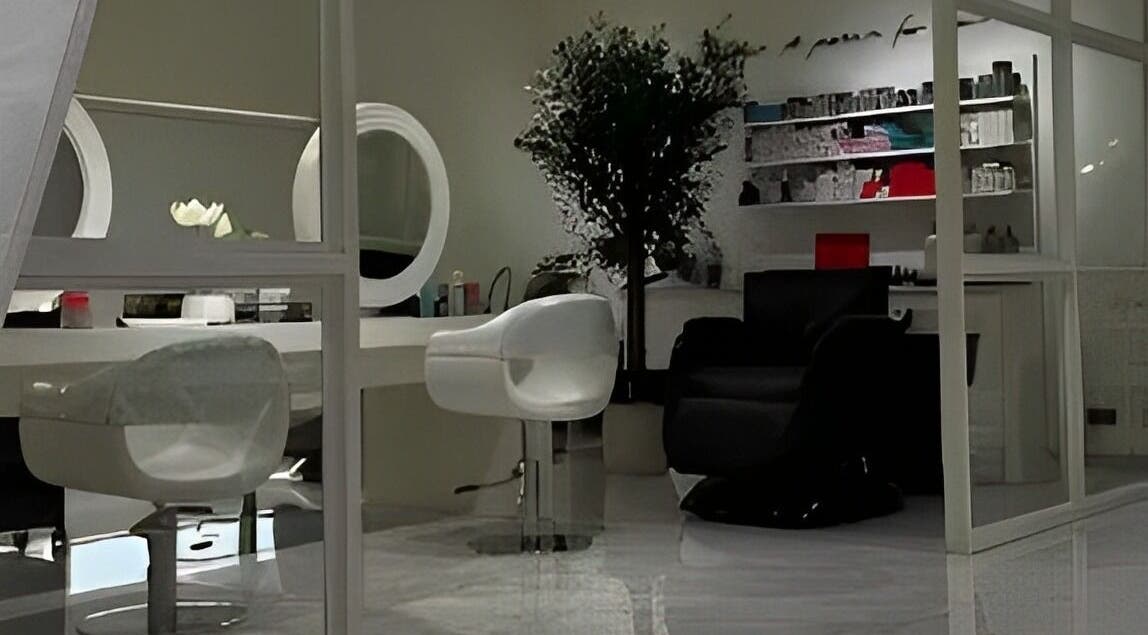 Modern interior of Paint Beauty Lounge, Dubai, Dubai, AE with stylish chairs and mirrors.