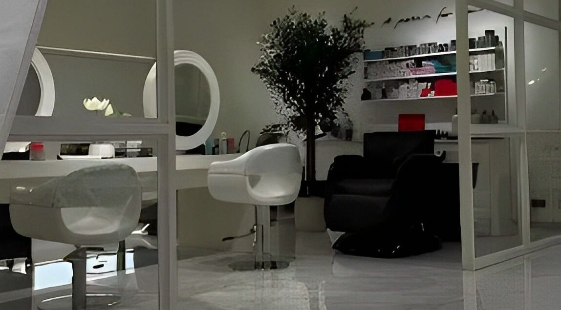 Modern interior of Paint Beauty Lounge, Dubai, Dubai, AE with stylish chairs and mirrors.