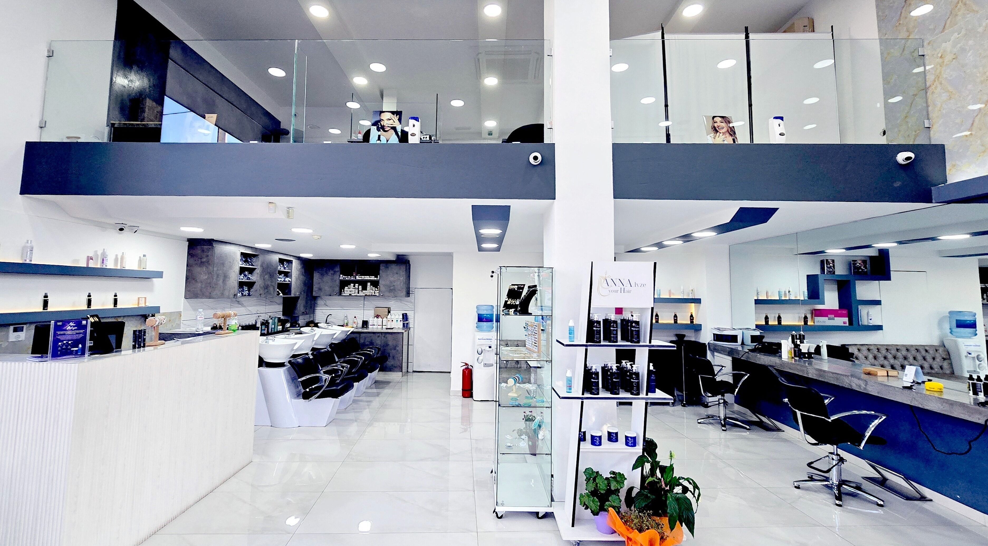 Μοντέρνος εσωτερικός χώρος στο Anna Lyze Your Hair, Γαλάτσι, GR με κομψό σχεδιασμό και άνετα καθίσματα.