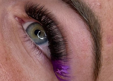 Stunning eyelash extension with purple accent at CM Lash, Christchurch, Canterbury, NZ.