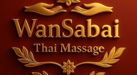 Goldenes Logo von Wansabai - Massage and Beauty in Düsseldorf, Nordrhein-Westfalen, DE auf rotem Hintergrund.