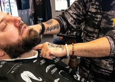 Stylist shaping beard at Barber’s Choice Studio, Oakdale, Minnesota, US for a refined look.