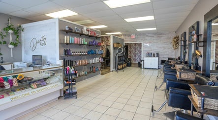Divinity & Co Hair Studio, bild 3