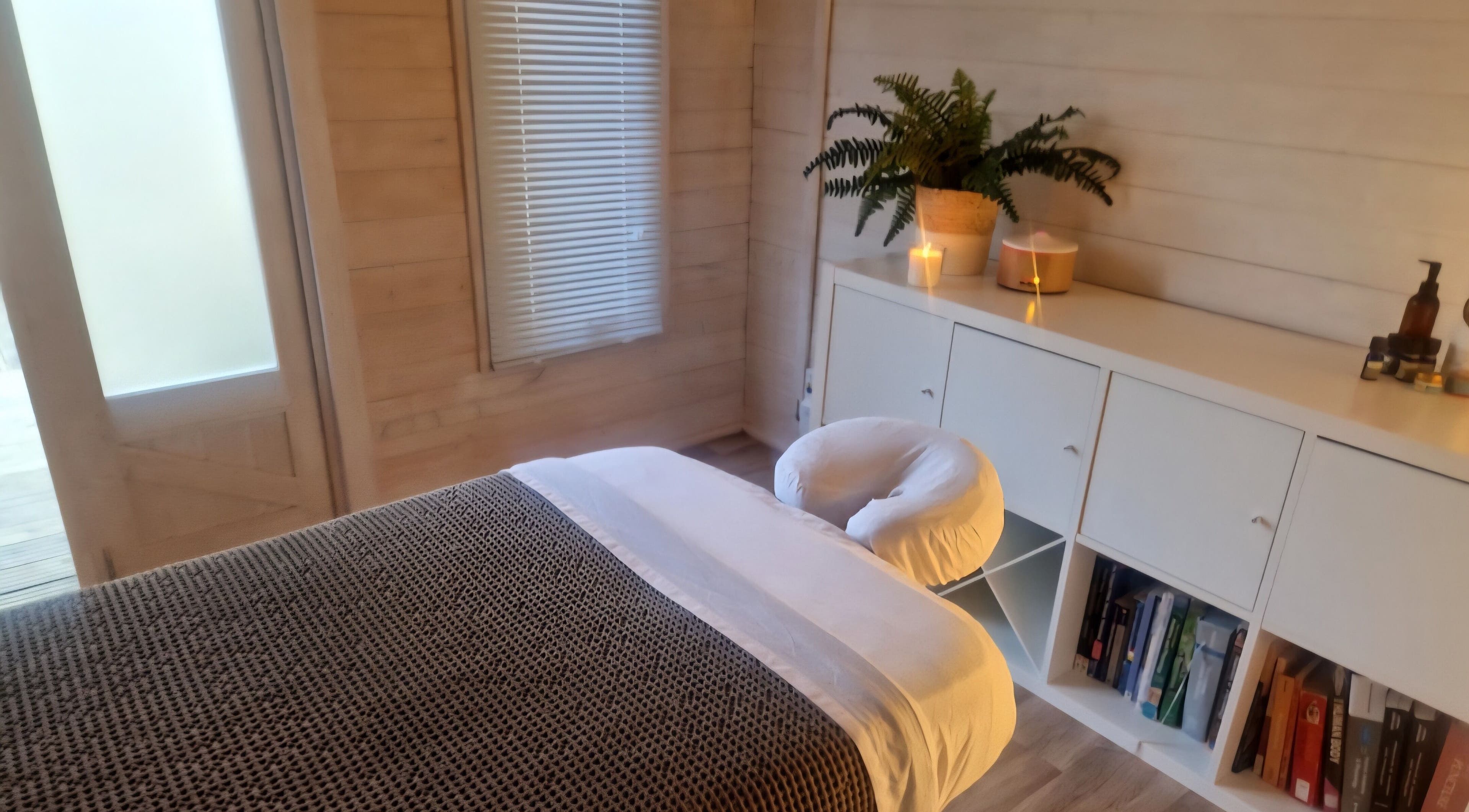 Relaxing massage room at AcuLife Wellness, Oxford, England, GB with soothing decor and ambient lighting.