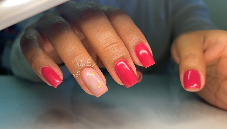 Manicura elegante en Missbrows.l, Montmagny, Isla de Francia, FR.