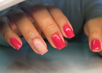 Manicura elegante en Missbrows.l, Montmagny, Isla de Francia, FR.