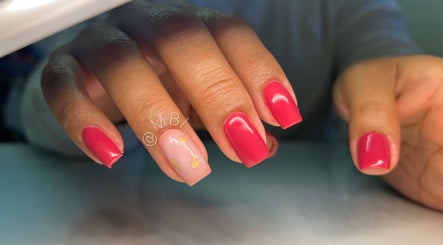 Manicura elegante en Missbrows.l, Montmagny, Isla de Francia, FR.