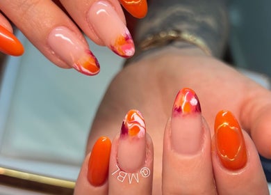 Uñas acrílicas en tonos naranjas y rosa en Missbrows.l, Montmagny, Isla de Francia, FR.