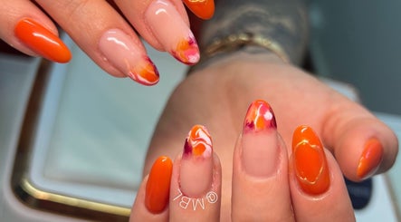 Uñas acrílicas en tonos naranjas y rosa en Missbrows.l, Montmagny, Isla de Francia, FR.