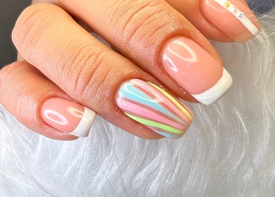 Manicura vibrante en Missbrows.l, Montmagny, Isla de Francia, FR, con diseño de líneas coloridas.