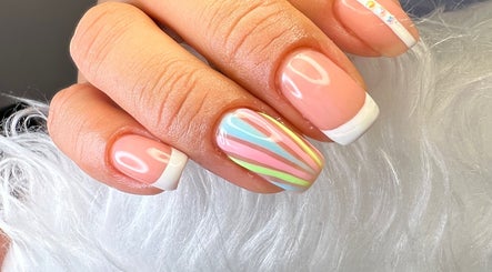 Manicura vibrante en Missbrows.l, Montmagny, Isla de Francia, FR, con diseño de líneas coloridas.