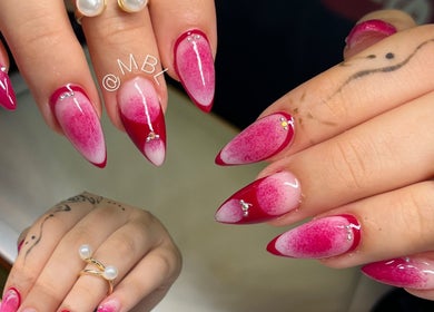 Uñas acrílicas en tonos rosados con gemas en Missbrows.l, Montmagny, Isla de Francia, FR.