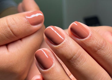 Manicura elegante en Missbrows.l en Montmagny, Isla de Francia, FR, con esmalte marrón suave.