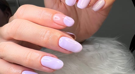 Manicura lavanda en Missbrows.l en Montmagny, Isla de Francia, FR. Elegancia y estilo.