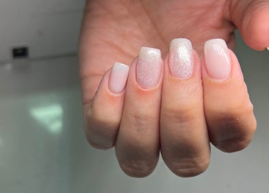 Manicura elegante con brillo en Missbrows.l, Montmagny, Isla de Francia, FR. Uñas en tonos rosados y nude.