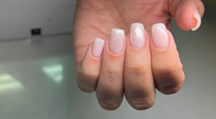 Manicura elegante con brillo en Missbrows.l, Montmagny, Isla de Francia, FR. Uñas en tonos rosados y nude.