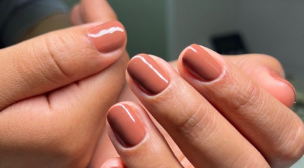 Uñas cuidadas con esmalte nude en Missbrows.l, Montmagny, Isla de Francia, FR.