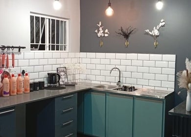 Modern styling corner at Stylist de Beleza, Pretoria, Gauteng, ZA, with sleek countertops and beauty supplies.