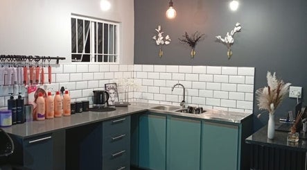 Modern styling corner at Stylist de Beleza, Pretoria, Gauteng, ZA, with sleek countertops and beauty supplies.