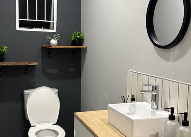 Modern restroom at Stylist de Beleza, Pretoria, Gauteng, ZA with sleek decor and bright lighting.