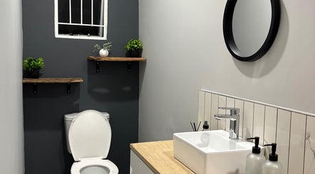 Modern restroom at Stylist de Beleza, Pretoria, Gauteng, ZA with sleek decor and bright lighting.