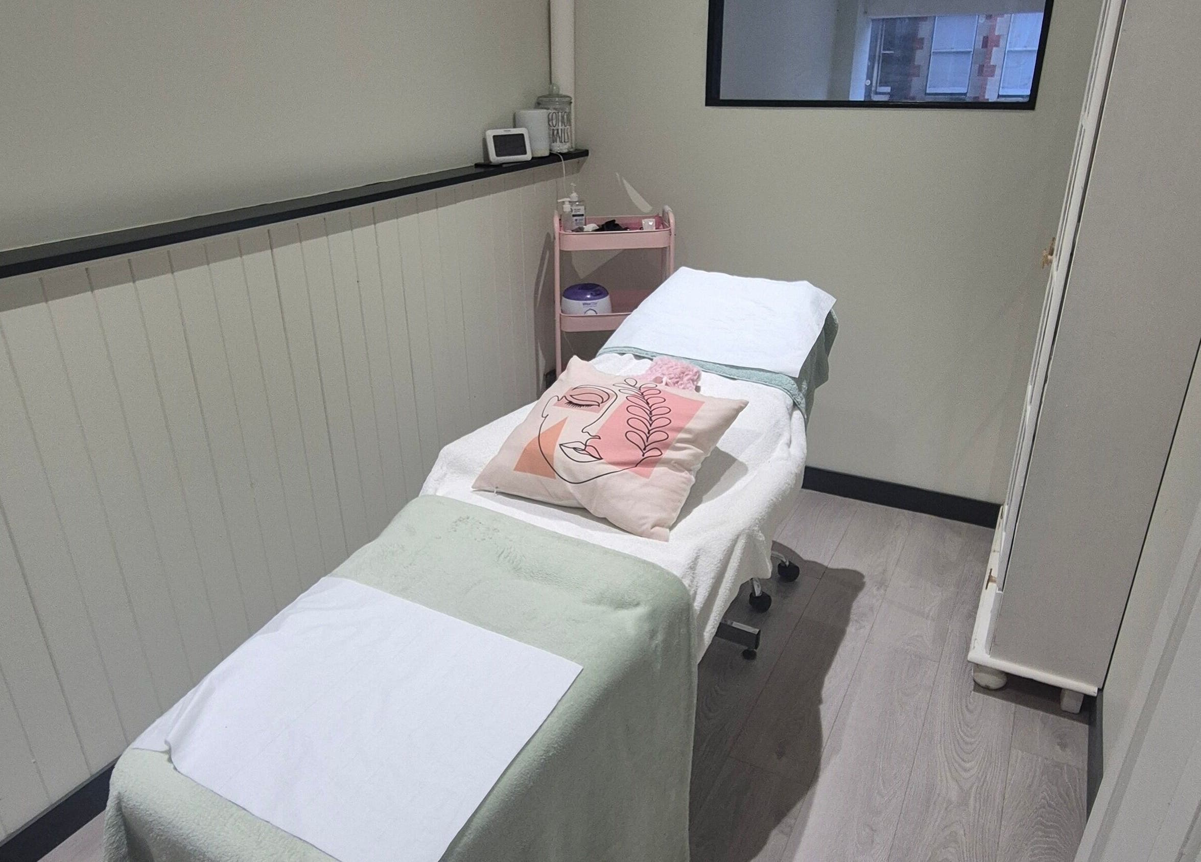 Relaxing treatment room at Salon De Lyla, Ludgershall, England, GB.