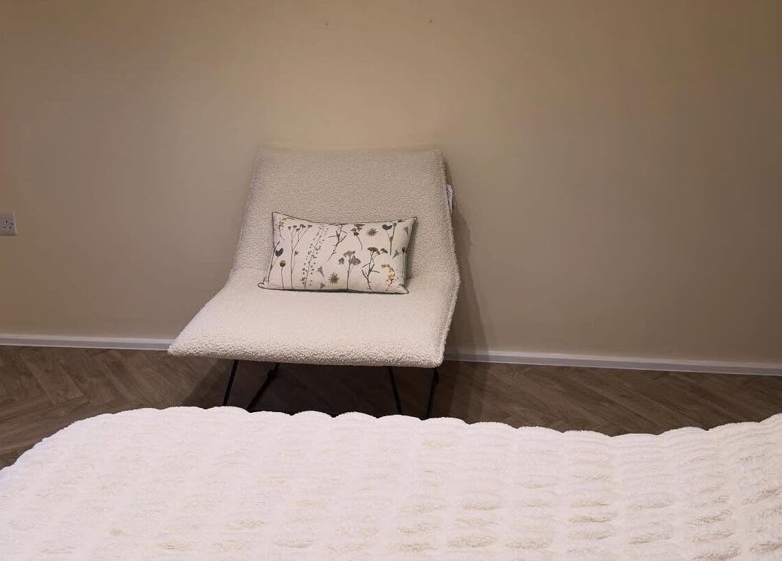 Comfortable chair with floral cushion in Lashbyboo, Portsmouth, England, GB's relaxing session room.