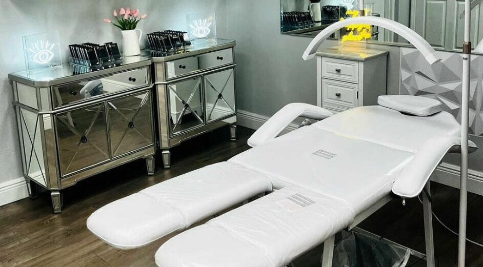 Bella L’amore Lash Studio in Pinellas Park, Florida, US showcases an elegant lash treatment bed and mirrored decor.