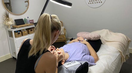 Aurora Beauty Parlour, bilde 3