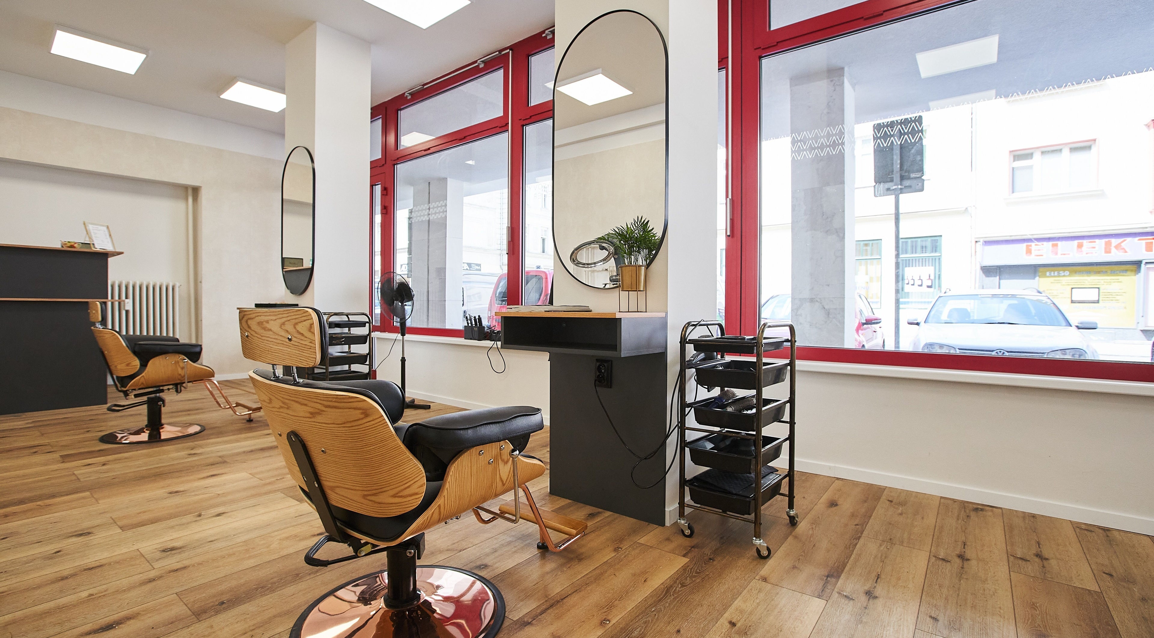 Interiér VLASOVÝ ATELIÉR Ostrava na Moravskoslezský Kraj, CZ s moderním kadeřnickým křeslem a velkým zrcadlem.