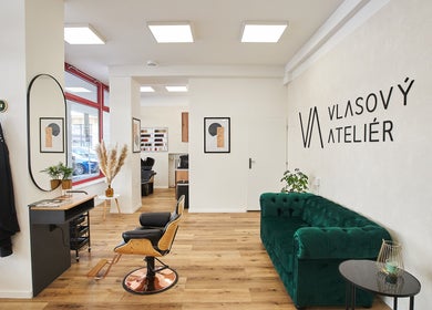 Interiér salonu VLASOVÝ ATELIÉR Ostrava, Moravskoslezský Kraj, CZ s luxusní zelenou pohovkou.