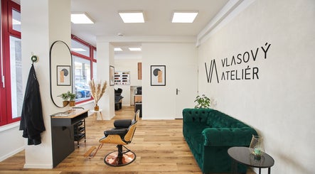 Interiér salonu VLASOVÝ ATELIÉR Ostrava, Moravskoslezský Kraj, CZ s luxusní zelenou pohovkou.