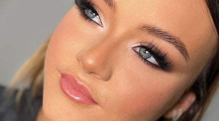 Beat & Brows by Rosie Mudie – obraz 2