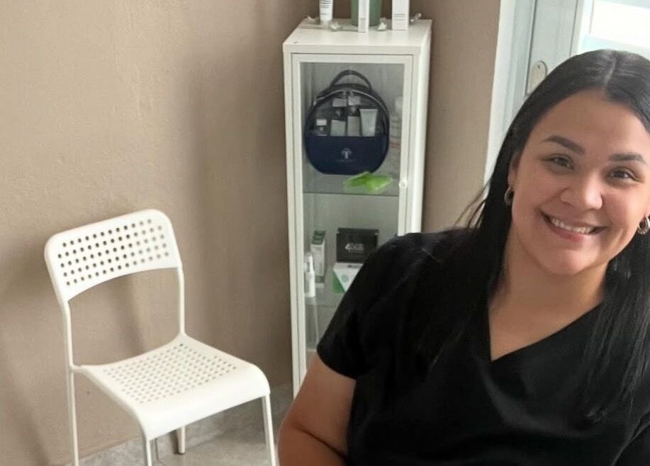 Especialista sonriente en Glow Esthetic By Paola, Canovanas, Puerto Rico, US.