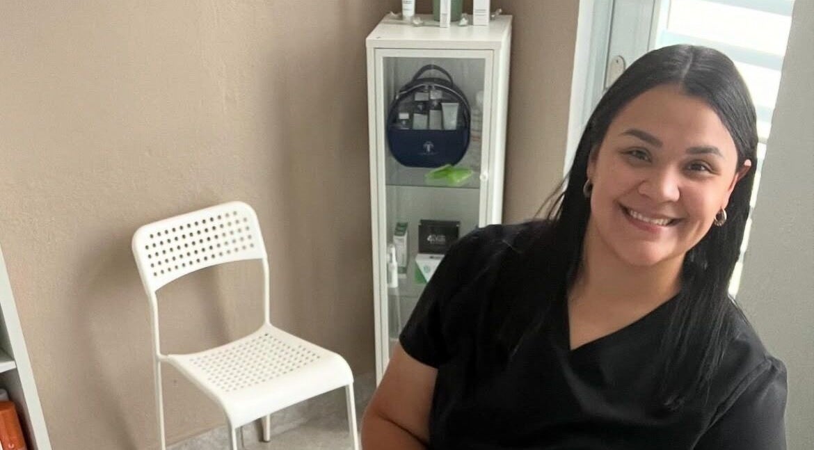 Especialista sonriente en Glow Esthetic By Paola, Canovanas, Puerto Rico, US.