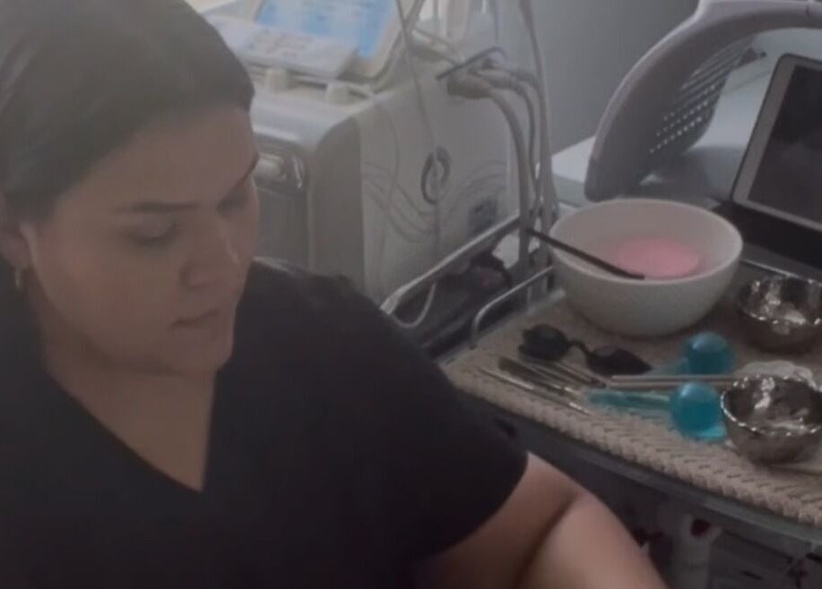 Tratamiento facial en curso en Glow Esthetic By Paola, Canovanas, Puerto Rico, US.