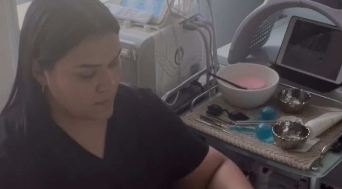 Tratamiento facial en curso en Glow Esthetic By Paola, Canovanas, Puerto Rico, US.