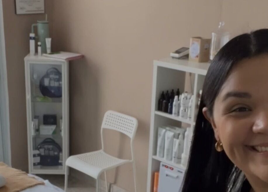 Sala de tratamiento en Glow Esthetic By Paola, Canovanas, Puerto Rico, US con decoración moderna y acogedora.