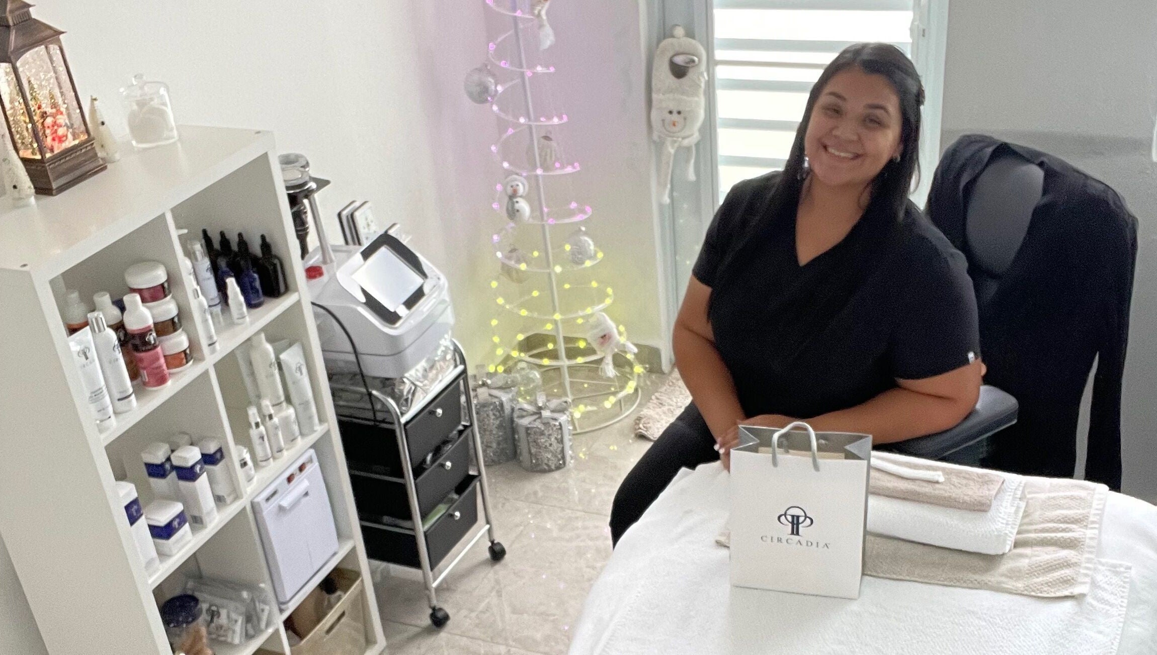 Interior de Glow Esthetic By Paola en Canovanas, Puerto Rico con esteticista y productos de belleza.