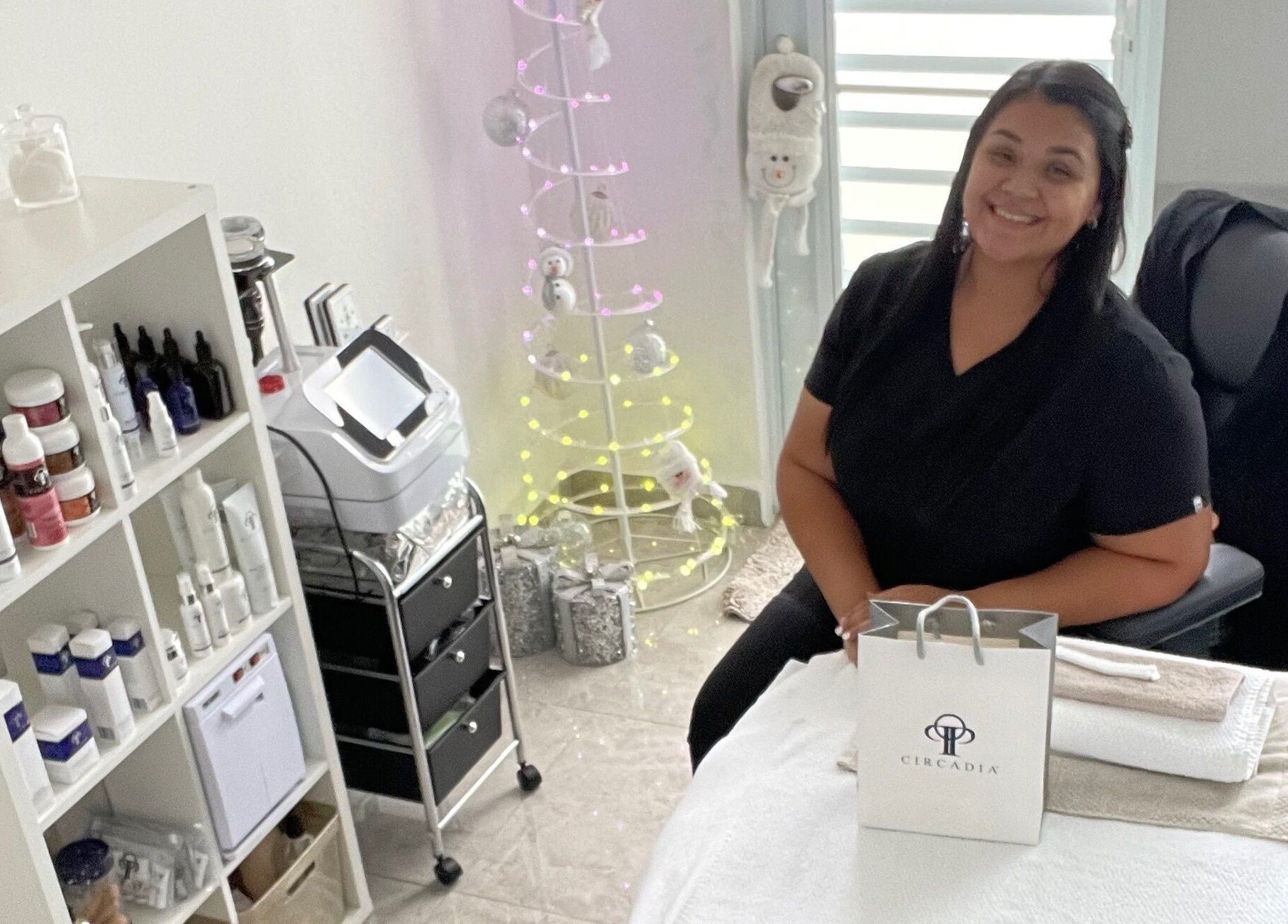 Interior de Glow Esthetic By Paola en Canovanas, Puerto Rico con esteticista y productos de belleza.