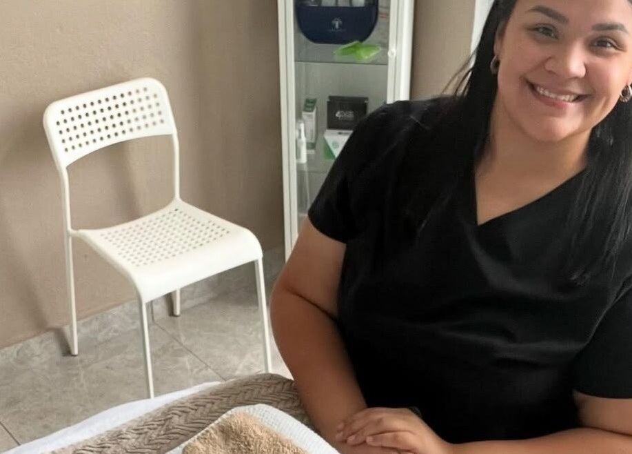 Terapeuta en Glow Esthetic By Paola en Canovanas, Puerto Rico, lista para un tratamiento facial.