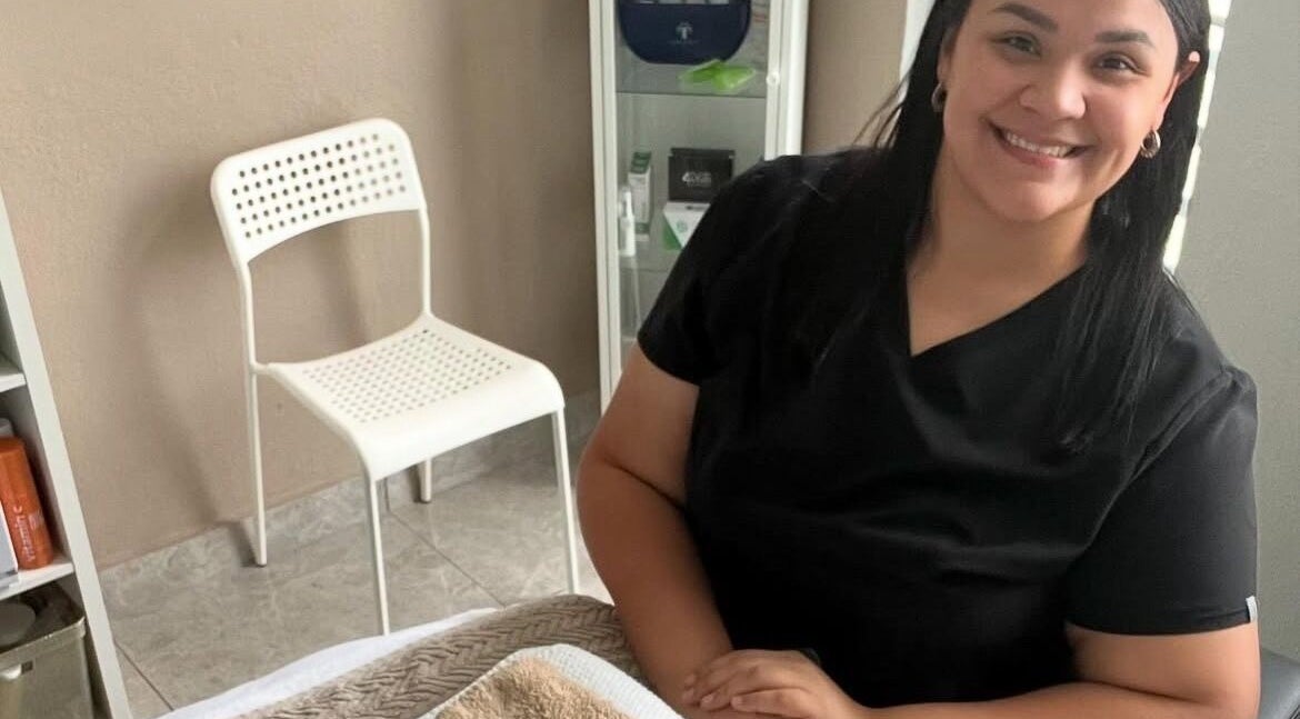 Terapeuta en Glow Esthetic By Paola en Canovanas, Puerto Rico, lista para un tratamiento facial.