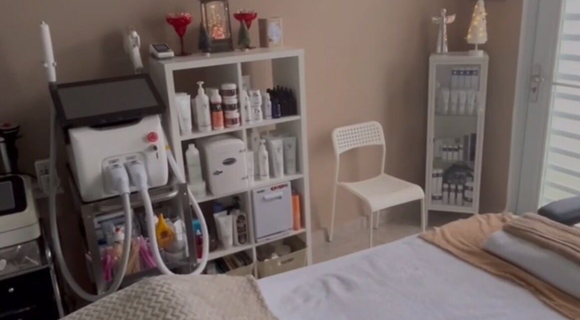 Espacio de tratamiento en Glow Esthetic By Paola, Canovanas, Puerto Rico, US con equipo avanzado.