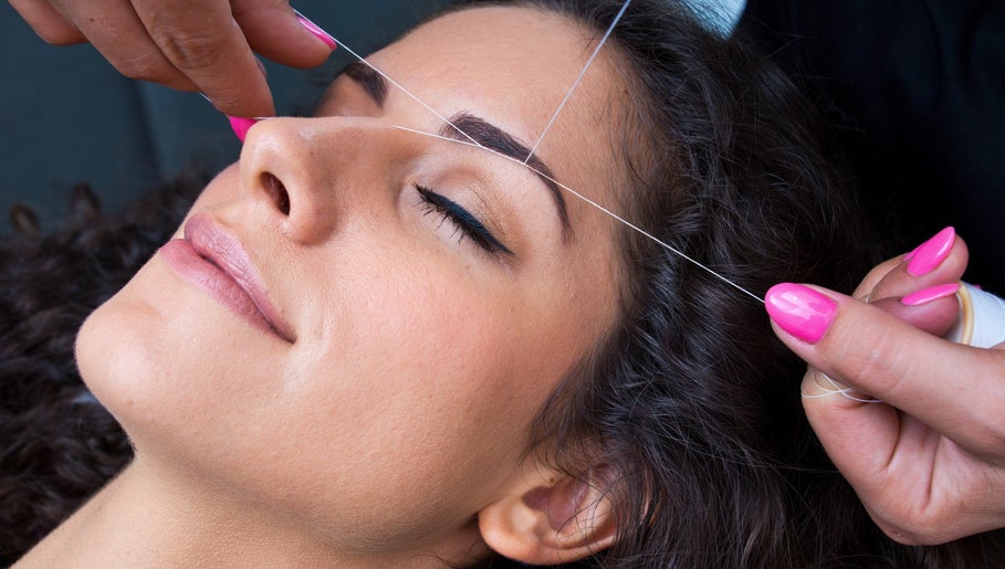 S4 Eyebrow Threading Salon & Spa imagem 1